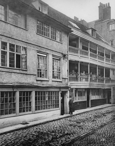 Der Hof des George Inn, Southwark, ca. 1881 von Henry Dixon